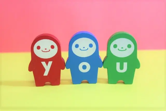 ３体の人形にそれぞれ「Y」「O」「U」と書かれた文字