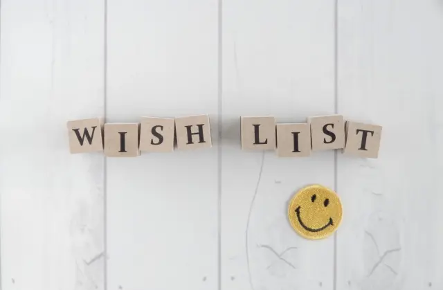 「wish list」と書かれた積み木とニコちゃんマーク