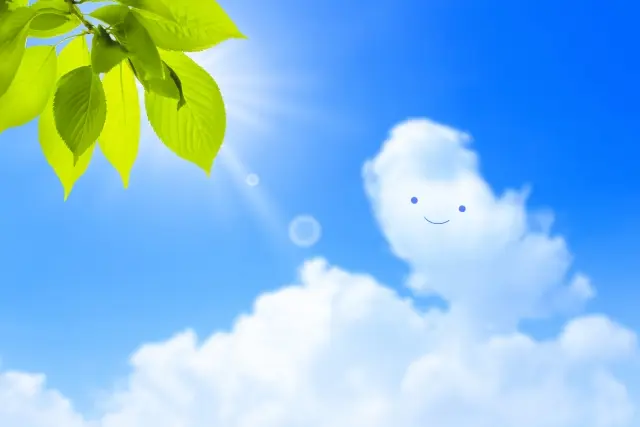 笑顔の雲と夏空に太陽の光